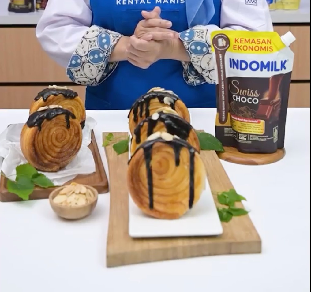 Swiss Choco Cromboloni